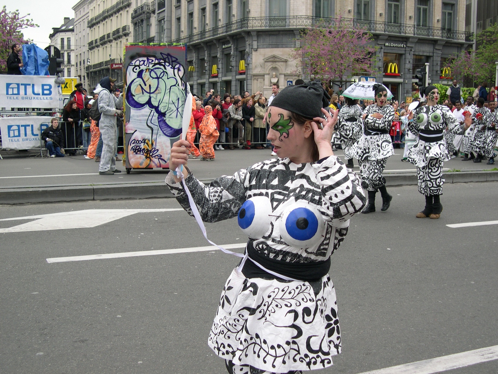 2004-05-08--13_37_55_Zinneke-Parade-Bxl_Luc_Viatour.jpg