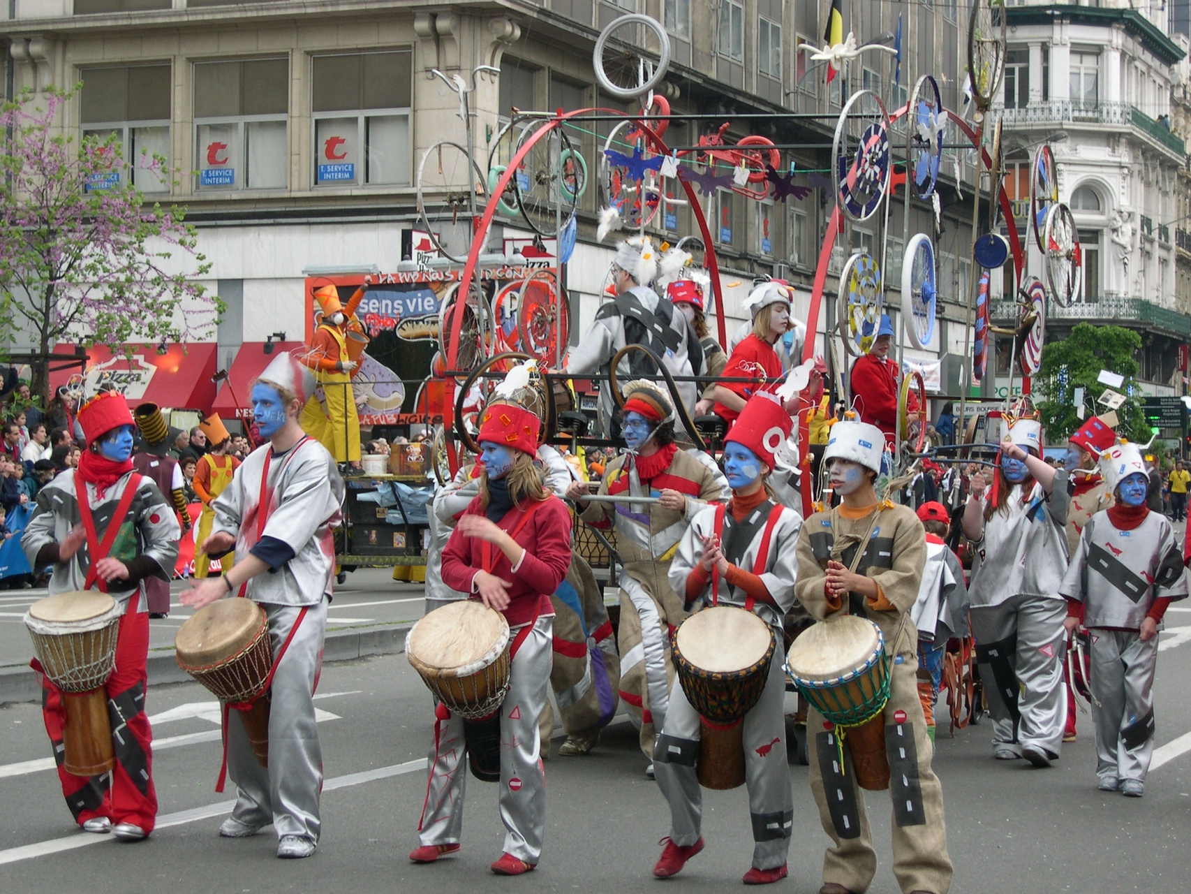 2004-05-08--15_33_41_Zinneke-Parade-Bxl_Luc_Viatour.jpg