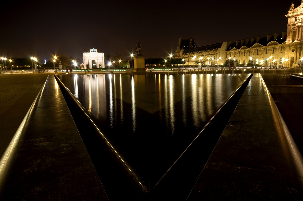 Le_Louvre_Paris_By_Night_2.jpg