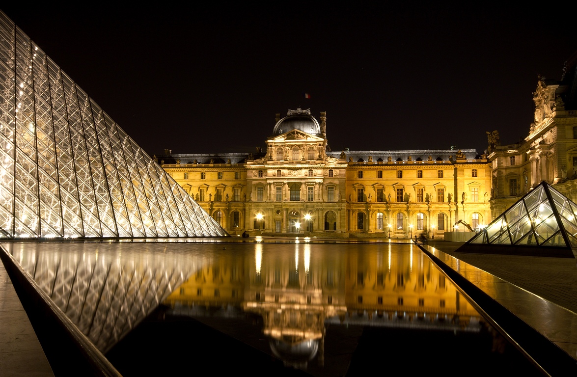Le_Louvre_Paris_By_Night_1.jpg