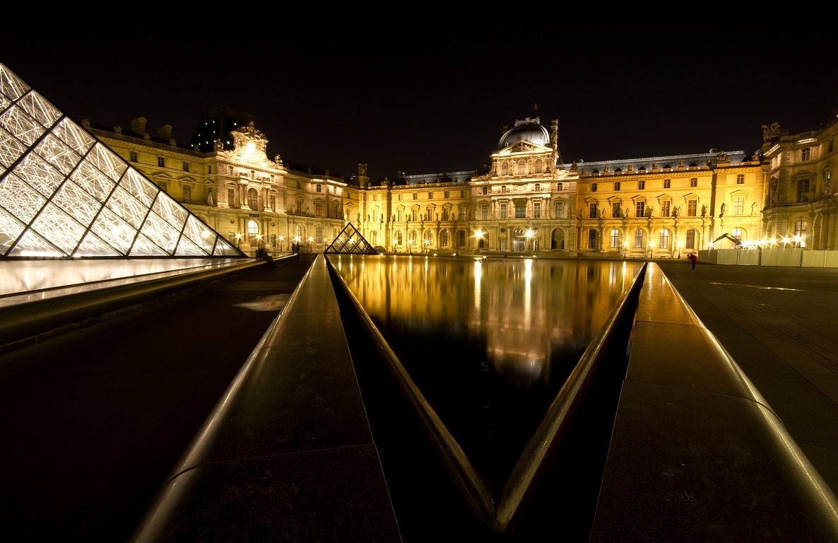 Le_Louvre_Paris_By_Night_3.jpg