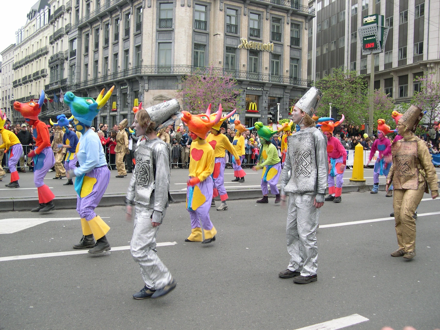 2004-05-08--13 31 58 Zinneke-Parade-Bxl Luc Viatour - 2004-05-08--13_31_58_Zinneke-Parade-Bxl_Luc_Viatour.jpg 2004-05-08--13_31_58_Zinneke-Parade-Bxl_Luc_Viatour.jpg