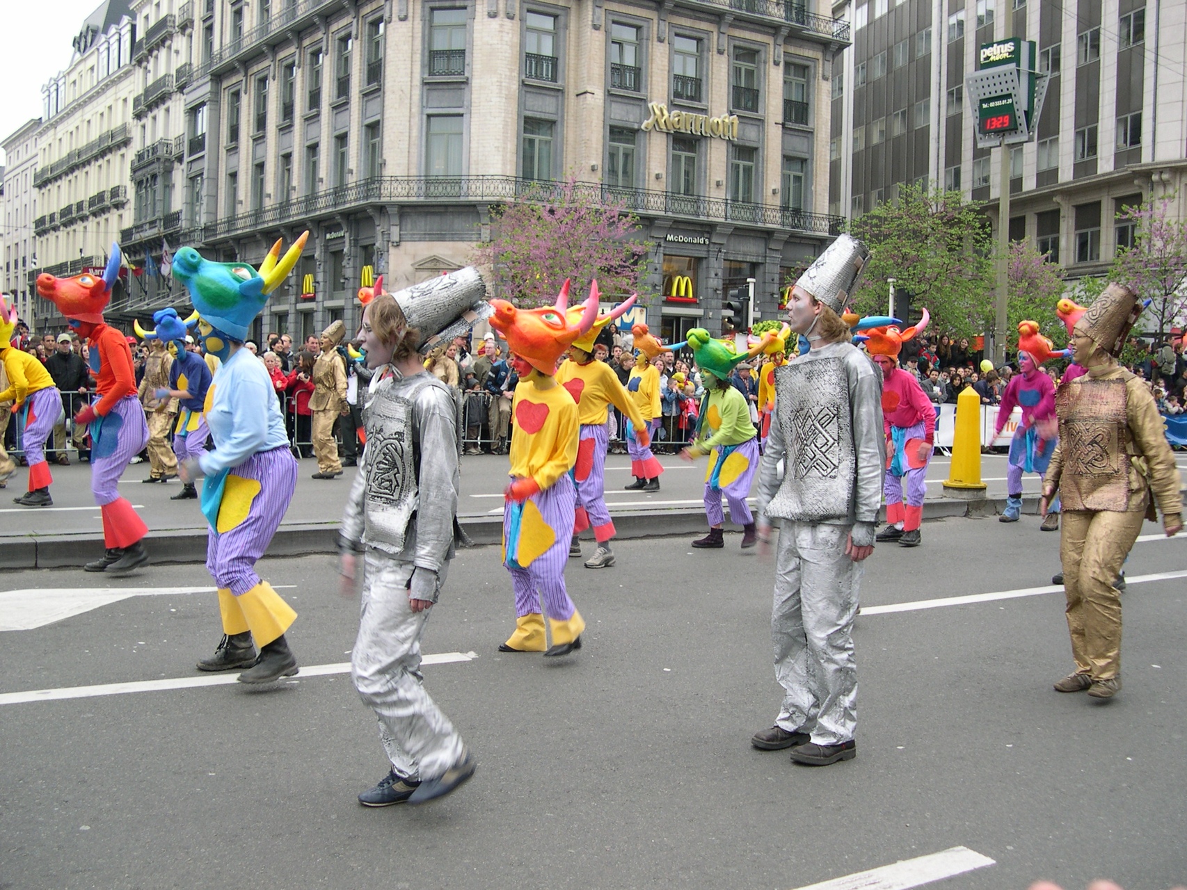 2004-05-08--13_31_58_Zinneke-Parade-Bxl_Luc_Viatour.jpg