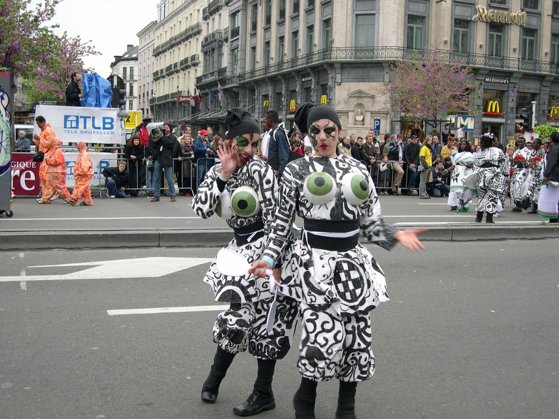 2004-05-08--13 38 02 Zinneke-Parade-Bxl Luc Viatour