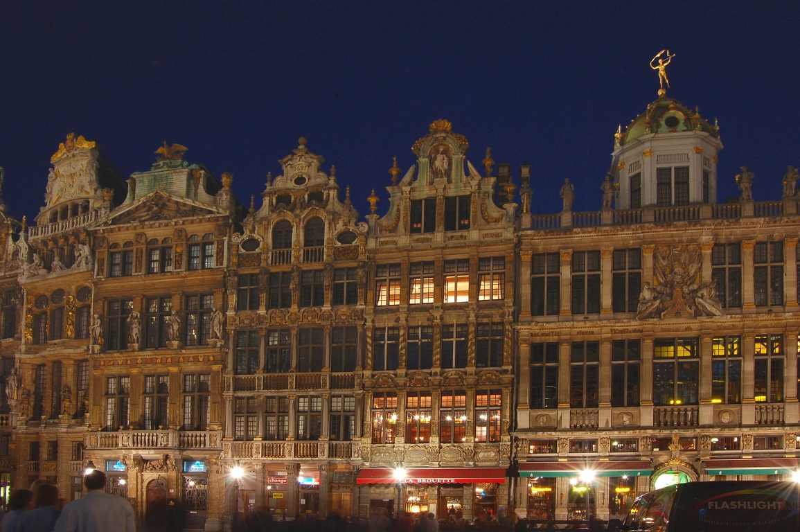 2006-05-06--22_11_39_Brussels_by_night_Luc_Viatour.JPG