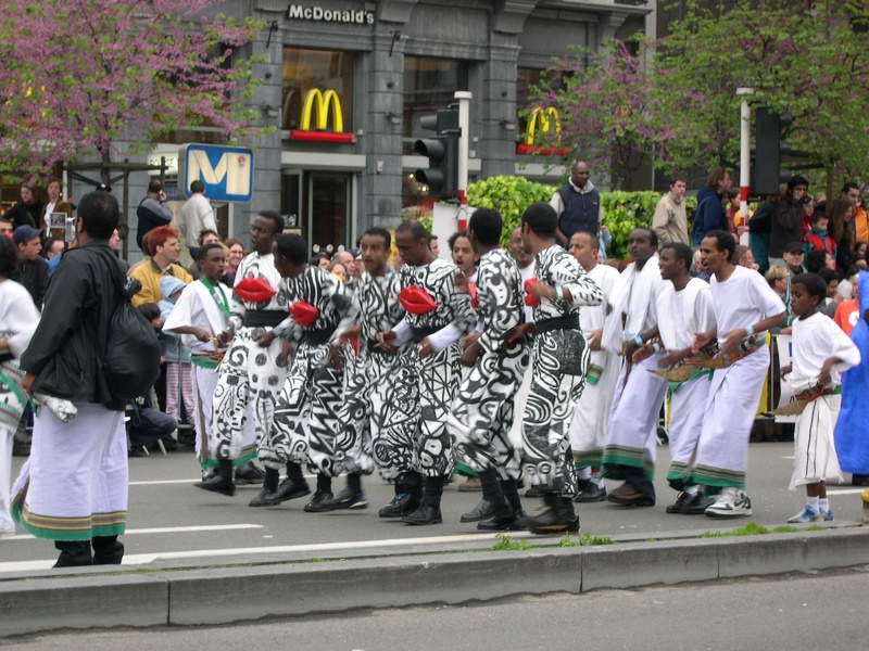 2004-05-08--13 38 17 Zinneke-Parade-Bxl Luc Viatour