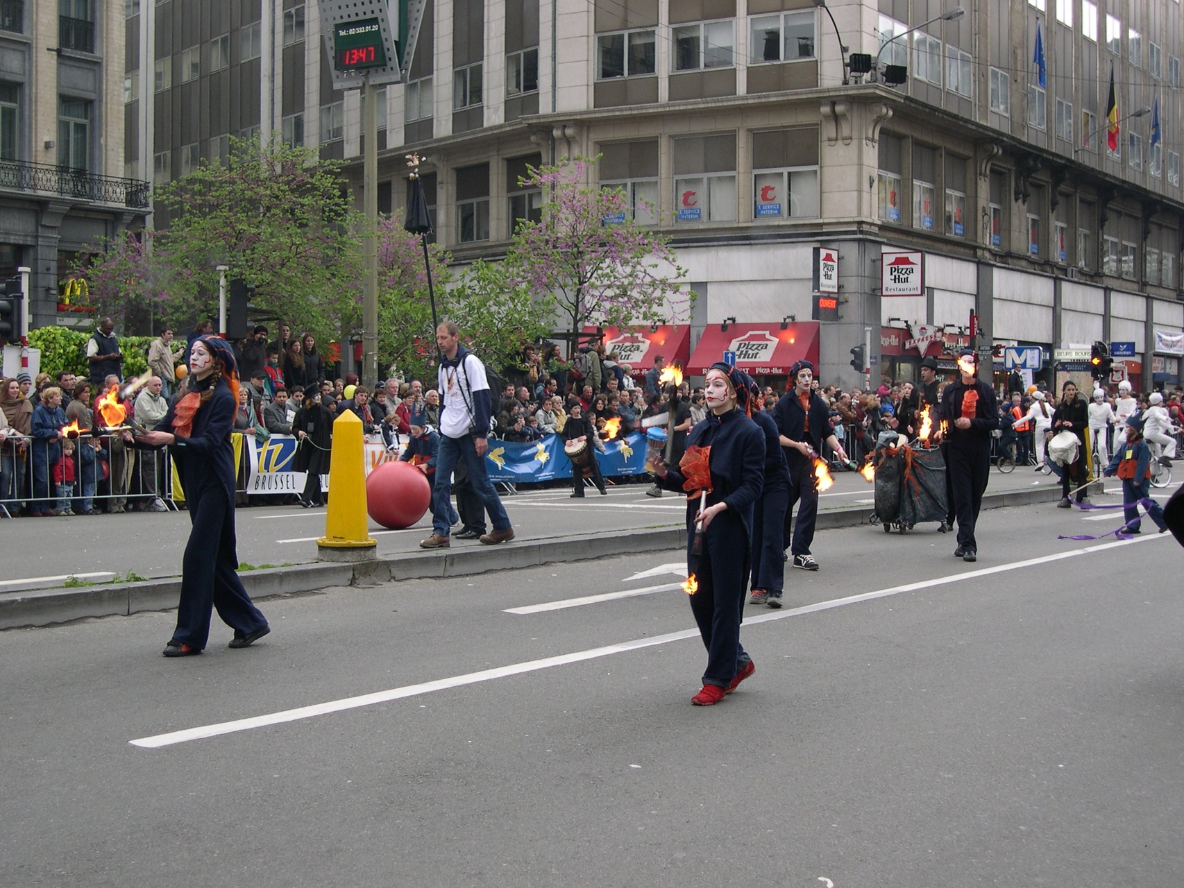 2004-05-08--13_49_57_Zinneke-Parade-Bxl_Luc_Viatour.jpg