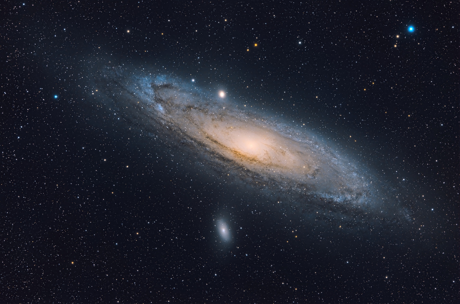 Androméde (M31) Le 16/09/2023 à Hamois en Belgique
Lunette Skywatcher Esprit 120ED à 646mmm de focale ave reducteur correcteur X0.77 - 1h30 de pose (180sx30) avec un Nikon Z7 non défiltré, filtre IDAS LPS P3 Monture Skywatcher AZ-EQ6 Lunette guide TS 60mm/240mm et camera guide ASI290MM
Traitement Siril Starnet, darktable et GIMP
La galaxie d'Andromède, également désignée M31 dans le Catalogue de Messier et NGC 224, est une galaxie spirale située à environ 2,55 millions d'années-lumière du Soleil, dans la constellation d'Andromède. D'un diamètre d'environ 220 000 années-lumière, elle contiendrait environ mille milliards d'étoiles11, deux à cinq fois plus que notre galaxie. Avec une magnitude visuelle de 3,4, la galaxie d'Andromède est l’une des rares galaxies observables à l'œil nu depuis la Terre dans l’hémisphère nord. C’est également l'un des objets les plus étendus de la voûte céleste, avec un diamètre apparent de 3,18°, soit plus de six fois le diamètre apparent de la Lune12 observée depuis la Terre.
M31-Andromede-16-09-2023-Hamois.jpg