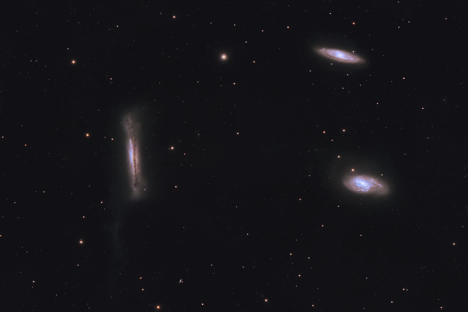 M65, M66 & NGC 3628 – LE TRIO DU LIONLe triplet du Lion (aussi appelé le groupe de M66) est un petit groupe de galaxies situé à environ 35 millions d'années-lumière dans le constellation du Lion. Cet amas regroupe les galaxies spirales M65, M66, et NGC 3628 Lunette Skywatcher Esprit 120ED et AZ-EQ6 à 840mm de focale. Nikon Z7 défiltré (EOS f0r Astro) et filte LPS-P31h40 de pose en 20x300sec guidage: Lunette 60/240mm et camera ASI290MM minigestion du setup Asiair PlusLogiciels utilisés: Siril, darktable, GIMP sous Linux. à Hamois en Belgique (ciel de qualité bortle 4) le 08/05/2024 triplet-du-lion-08-05-2024-hamois.jpg