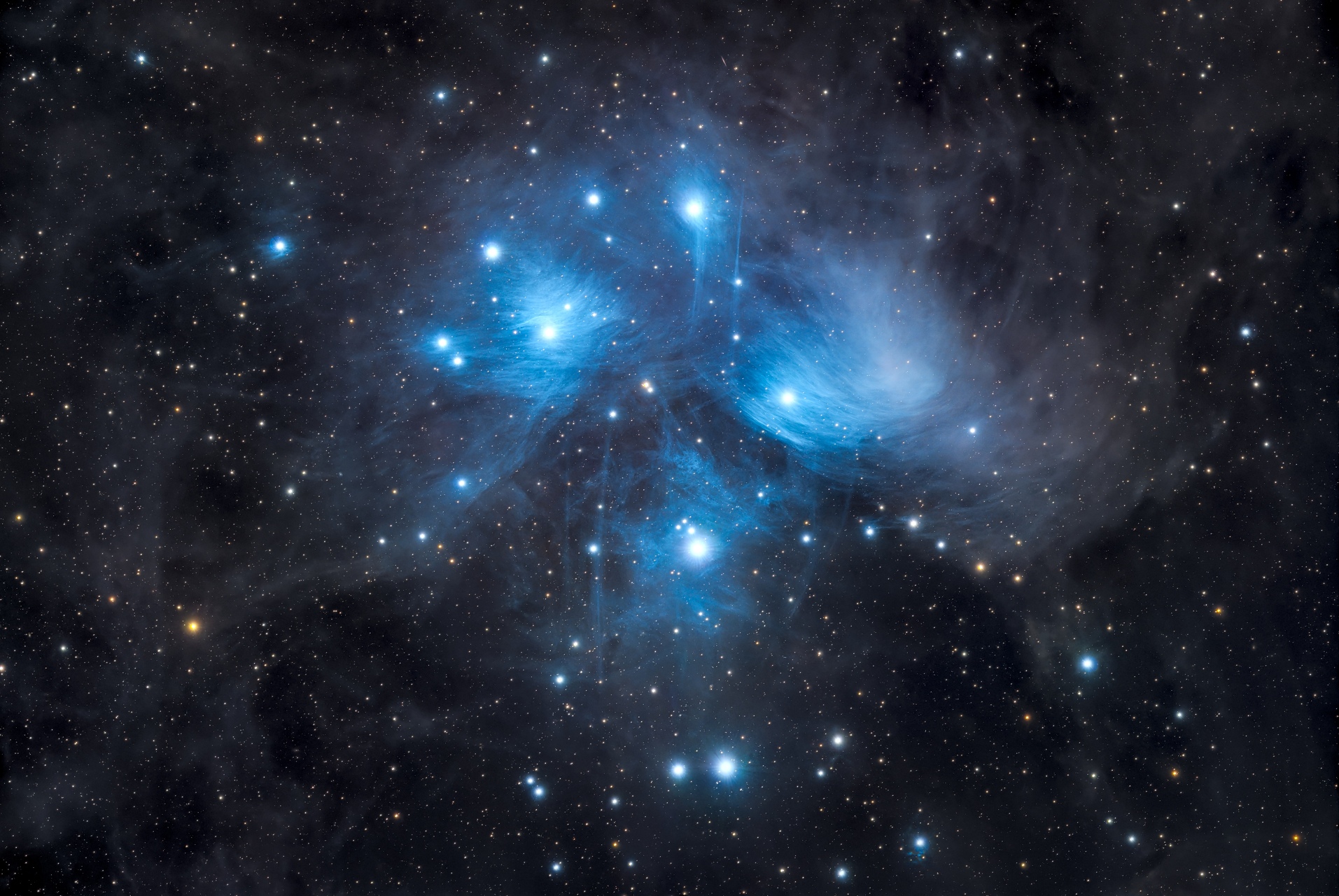 Les Pléiades L'amas des Pléiades, ou M45, est un groupe d'environ 3.000 étoiles appartenant à la constellation du Taureau et situé à environ 400 années-lumière de la Terre. L'âge de l'amas est estimé à 100 millions d'années environ. Son nom vient de la mythologie grecque, les Pléiades étant les sept filles d'Atlas et Pléioné.Amas ouvert, cela signifie que c'est un groupe de jeunes étoilesElles sont nées, dans leur ensemble, il y a environ 100 millions d'années. Au cours des prochaines 250 millions d'années, ces bébés étoiles vont s'éparpiller dans la Galaxie. Ses étoiles les plus brillantes sont des géantes bleues très chaudes.les Pléiades sont nimbées de gaz. En particulier l'étoile Merope. L'amas baigne dans une nébuleuse par réflexion.Lunette Skywatcher Esprit 120ED à 860mm de focale, monture Wave 150i, Nikon Z7 dé-filtré et re-filtré EOS for Astro, filte IDAS LPS-P3, Asiair plus, EAF ZWO, lunette guide TS apo 60/360mm et camera ZWO ASI290mm mini.poses de 50 x360s soit 5h de posesà Hamois en Belgique le 28/12/2024 ciel de qualité bortle 4Logiciels utilisés: Siril/Starnet, darktable, GIMP sur Linux. M45-Les Pléiades Hamois le 28-12-2024.jpg