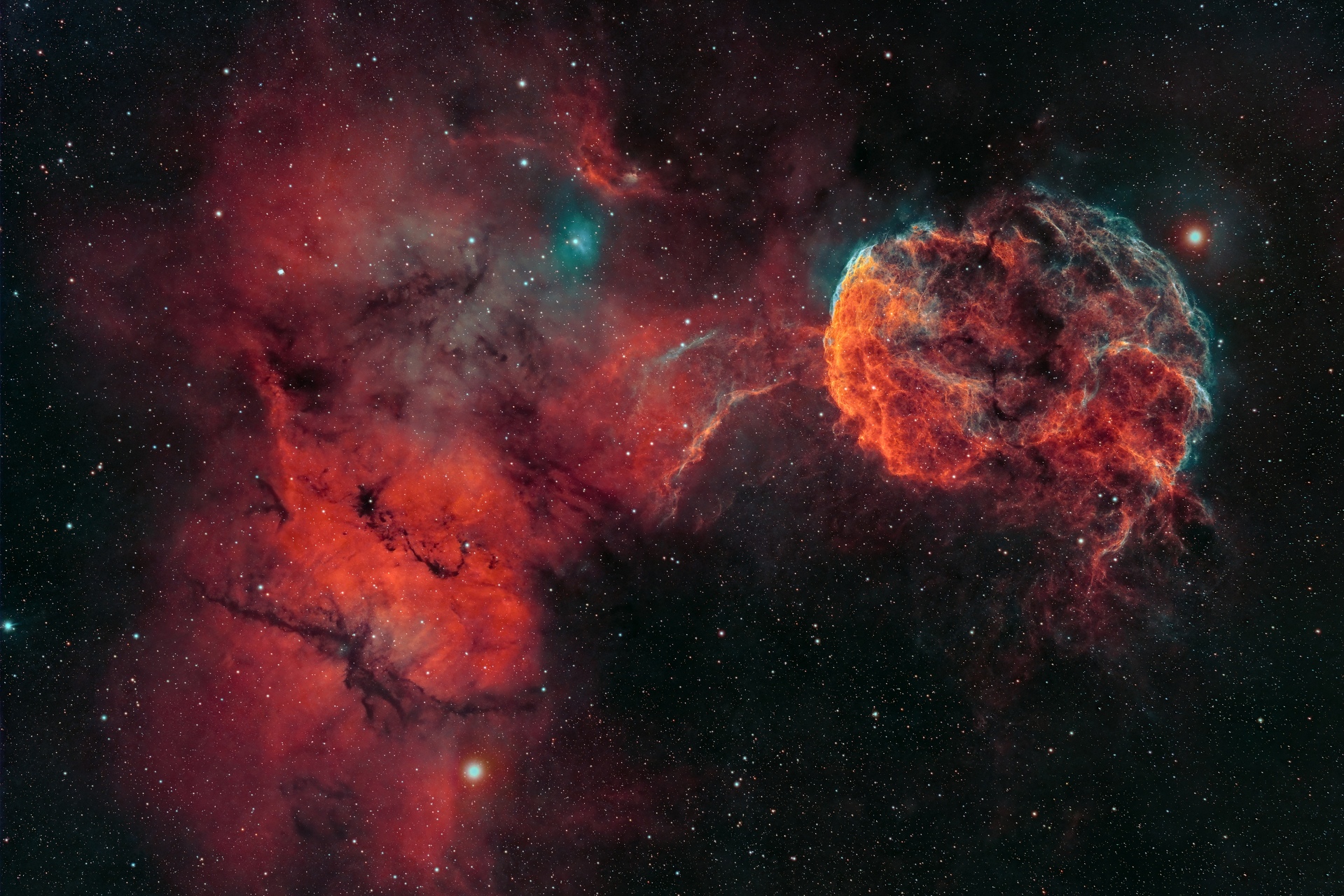 IC 443 Nébuleuse de la MéduseIC443 est un rémanent de supernova situé dans la constellation des Gémeaux. AIC443 et assez lumineux tant en X qu'en radio, il fait partie des rémanents de supernova les plus étudiés, une des raisons étant qu'il représente un prototype de rémanent interagissant avec le milieu interstellaire environnant. Elle se trouve sur le bord de la constellation, près de la limite avec Orion/Taureau, et dans la voie lactée près de l'étoile η Geminorum (Tejat Prior), de magnitude apparente 3,3.Des lycéens, en exploitant des données de Chandra, ont découvert une étoile à neutrons dans les restes de la supernova IC 443. Une supernova est l'ensemble des phénomènes qui résultent de l'implosion d'une étoile en fin de vie, notamment une gigantesque explosion qui s'accompagne d'une augmentation brève mais fantastiquement grande de sa luminosité.Source Wikipédia.frPhotos réalisées à la lunette Skywatcher Esprit 120ED à 640mm de focale sur monture W23ave 150i Nikon Z7 défiltré/refiltré EOS For Astro, et filtre IDAS NBZII Pose de 3h50 en 23x600s , 23 darks, 23 flats, 23 bias, gestion du setup avec un Asiair Plus, EAF ZWO, Lunette guide 60/360mm et camera AZI290MM/mini.Faite à Hamois en Belgique la nuit du 01/02/2025 T Logiciels utilisés: Pixinsight, darktable, GIMP sous Linux.Dans Pixinsight utilisation de BlurXT, NoisXT, StarXT, NarrowbandNormalization. IC443-Hamois-01-02-2024-Luc-Viatour.jpg