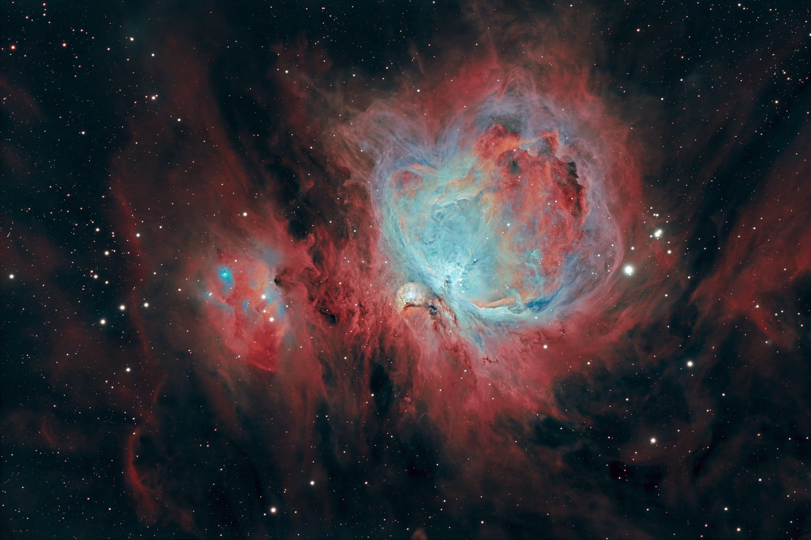 La grande nébuleuse d’Orionaussi nommée Messier 42 (M42) et NGC 1976, est l'une des plus brillantes nébuleuses à émission diffuse observable depuis la Terre. Elle est située à une distante d'environ 1.400 années-lumière de notre système solaire.La nébuleuse d’Orion est une des parties les plus visibles d'un immense nuage moléculaire. En son sein, sur une aire d'environ 24 années-lumière de large, des centaines d'étoiles en gestation, enfouies dans leurs cocons de gaz et de poussière. D'autres, qui sont déjà nées, sculptent leur environnement par leur rayonnement ultraviolet. La nébuleuse d’Orion se caractérise par sa forme caverneuse au creux de laquelle brillent ses étoiles les plus ardentes et massives. Le petit groupe formé est surnommé Trapèze, un des plus jeunes amas ouverts connus.Données techniques:Lunette Skywatcher Esprit 120ED à 860mm de focale, monture Wave 150i, Nikon Z7 dé-filtré et re-filtré EOS for Astro, filte IDAS NBZII, Asiair plus, EAF ZWO, lunette guide TS apo 60/360mm et camera ZWO ASI290mm mini, Asiair Plus. poses de 40 x300s et 40x60s temps total de 4h.à Hamois en Belgique le 27/12/2024 ciel de qualité bortle 4Logiciels utilisés: Pixinsight (BlurXT, NoiseXT, StarXT, HDRMultiScaleTransform, HDRTransform), darktable sur Linux. M42-nebuleuse-orion-27-12-2024.jpg