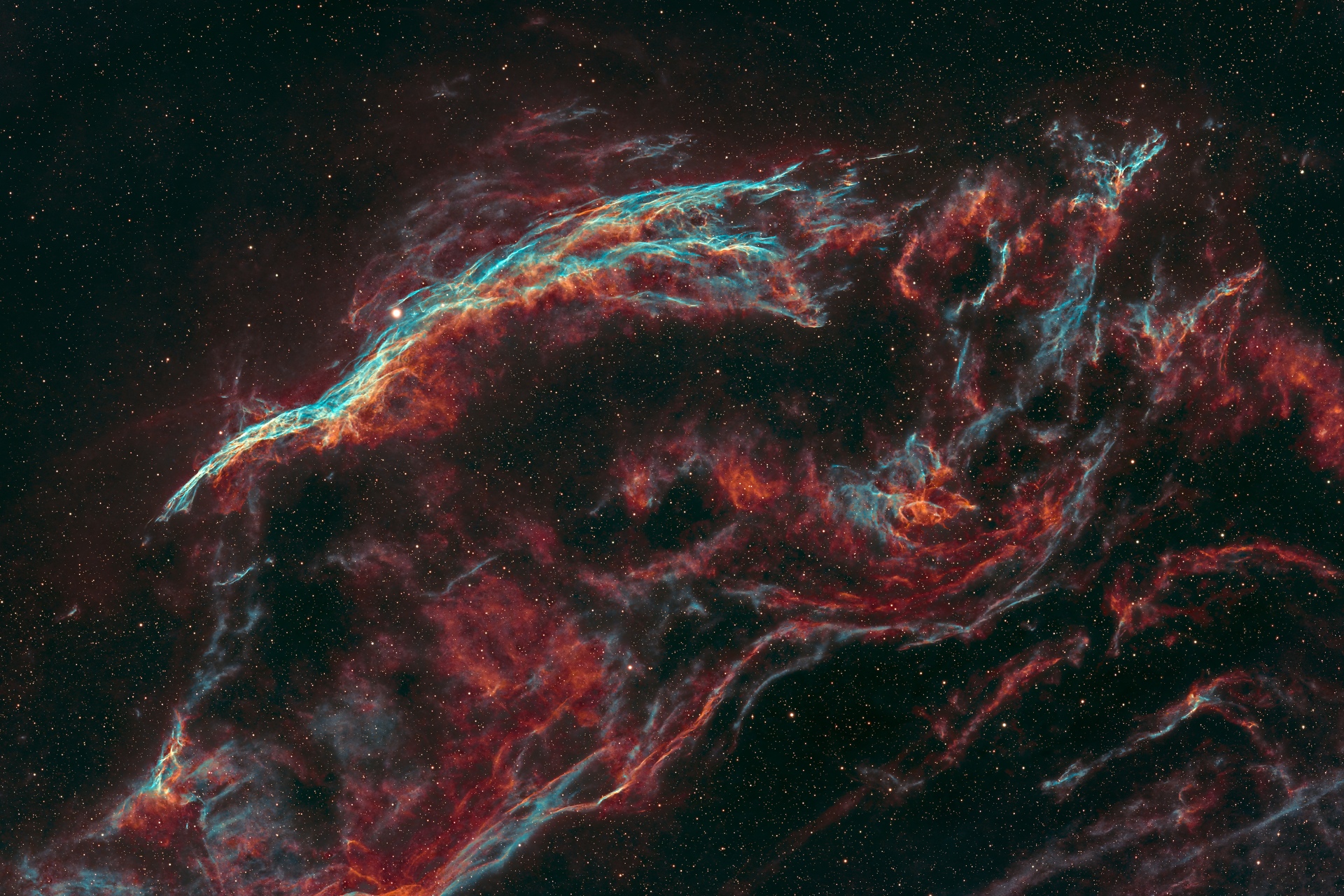 NGC6960, aussi appelée nébuleuse du Balai de SorcièreEst une région des Dentelles du Cygne situées dans la constellation du même nom.situé à une distance du système solaire estimée à 2400 années lumières. La supernova à l'origine de ce rémanent se serait produite il y a entre 10 000 et 20 000 ans. Source Wikipedia FRPhotos réalisées avec une Lunette Esprit 120ED à 860mm de focale.Monture AZ-EQ6, lunette guide TS 60/360mm et camera ASI290MM mini - Filtre IDAS NBZII - Asiair Plus -ZWO EAF.Logiciels utilisés: Pixinsight (BlurXT, NoiseXT, StarXT, NarrowbandNormalization), darktable, GIMP sous Linux NGC6960-Hamois-15-08-2024-Luc-Viatour.jpg